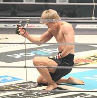 　勝利しポーズをきめる三浦孝太（撮影・金田祐二）