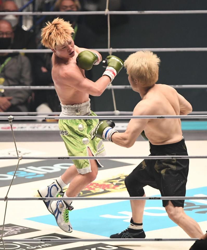 　五味隆典を攻める那須川天心（撮影・金田祐二）