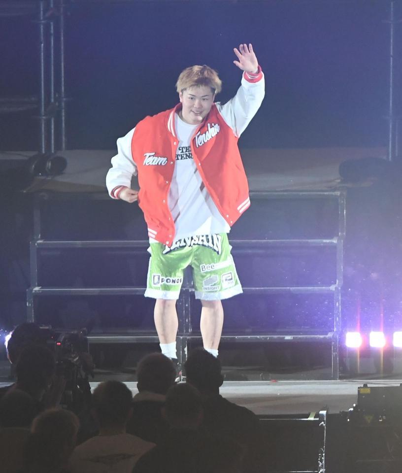 　会場を後にする那須川天心（撮影・金田祐二）