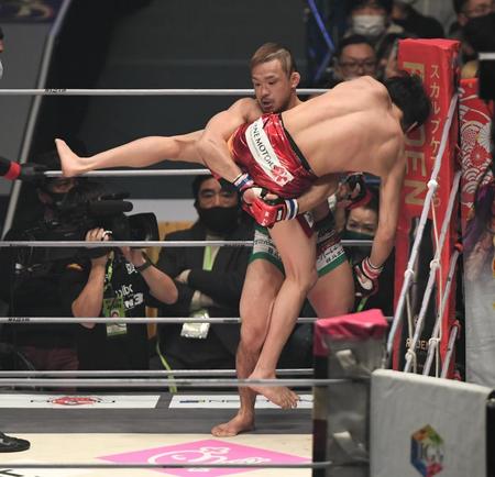 　朝倉海を担いでリングにたたきつける扇久保博正（撮影・金田祐二）