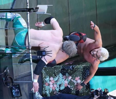 　場外で潮崎豪（手前）を攻める中嶋勝彦