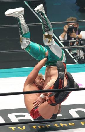 　潮崎豪（右）を攻める中嶋勝彦