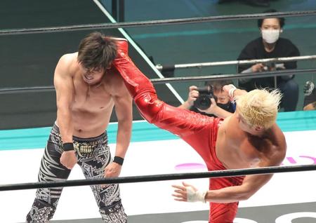 　清宮海斗（左）の後頭部に強烈なキックを放つ拳王