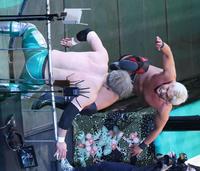 　場外で潮崎豪（手前）を攻める中嶋勝彦