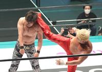 　清宮海斗（左）の後頭部に強烈なキックを放つ拳王