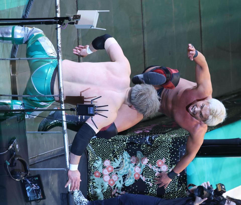 　場外で潮崎豪（手前）を攻める中嶋勝彦