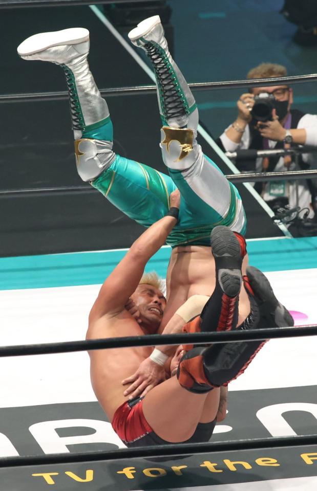 　潮崎豪（右）を攻める中嶋勝彦