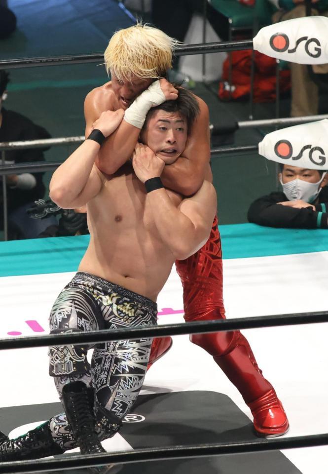 　清宮海斗（手前）にスリーパーホールドを決める拳王