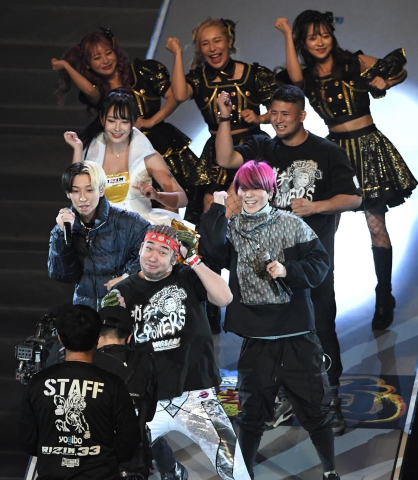 　仲間と入場するシバター（撮影・金田祐二）