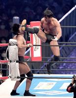 コーナーの成田蓮にハイキックを入れる柴田勝頼（撮影・金田祐二）