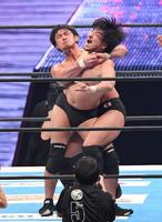 成田蓮をコブラツイストで締め上げる柴田勝頼（撮影・金田祐二）