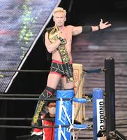 新日本・オカダ、鷹木に激勝で世界ヘビー初戴冠！4代目ベルトに