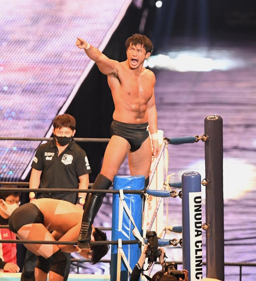 成田蓮に勝利しポーズをきめる柴田勝頼（撮影・金田祐二）