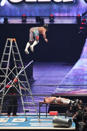 　脚立の頂上から机の上のＫＥＮＴＡにダイブし勝利した棚橋弘至（撮影・金田祐二）