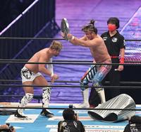 ＫＥＮＴＡを凶器で攻撃する棚橋弘至＝東京ドーム（撮影・金田祐二）