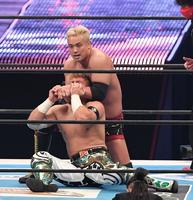 　ウィル・オスプレイを締めあげるオカダ・カズチカ（撮影・金田祐二）