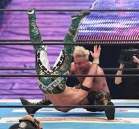 　ウィル・オスプレイをマットに打ち付けレインメーカーにつなげるオカダ・カズチカ（撮影・金田祐二）