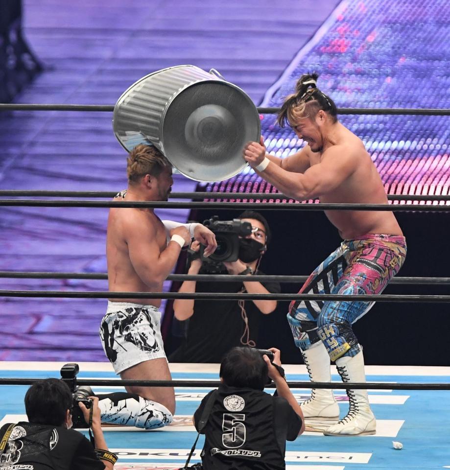 ＫＥＮＴＡを凶器で攻撃する棚橋弘至＝東京ドーム（撮影・金田祐二）