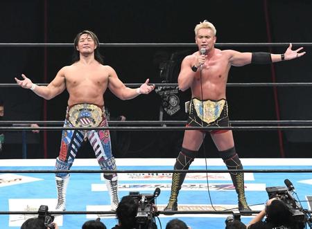 　ノアの清宮海斗と武藤敬司に勝利し胸を張る棚橋弘至（左）とオカダ・カズチカ