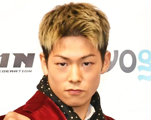 カズ次男・三浦孝太　母・りさ子の誕生日を家族４人で祝う　カズのサムアップが決まってる