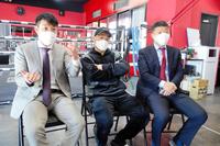 会見する（左から）亀田興毅会長、宮崎亮、亀田大毅副会長＝３１５０ファイトクラブ