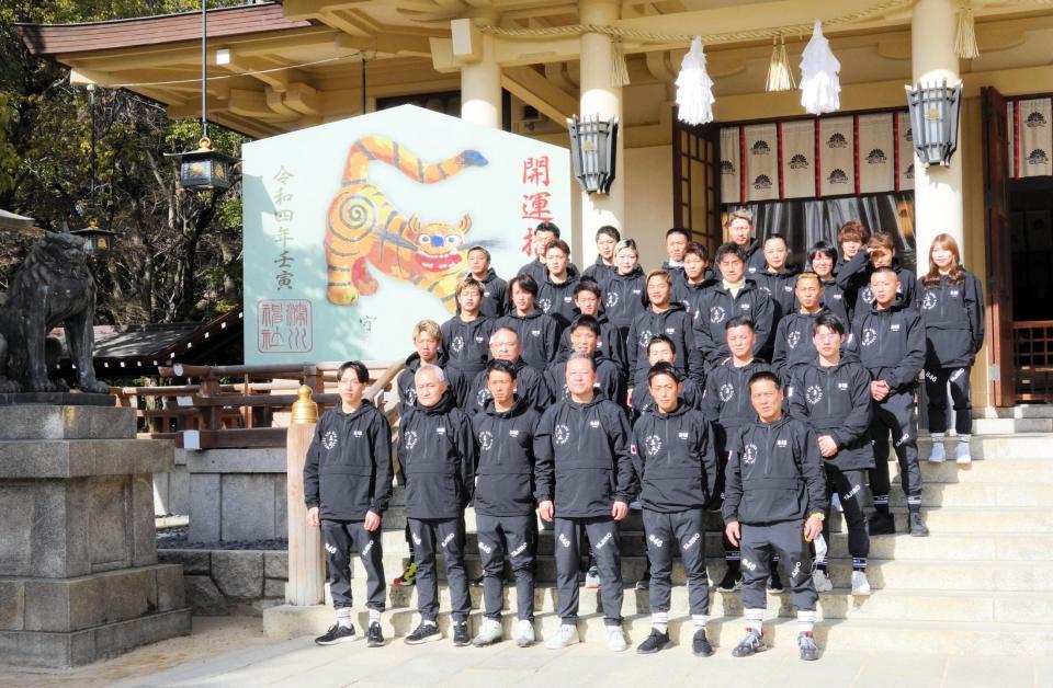 新年恒例の必勝祈願を行った真正ジムのスタッフとプロボクサー＝湊川神社