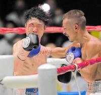 年間最高試合に選ばれた寺地拳四朗（左）と矢吹正道の１０回の攻防＝２１年９月２２日、京都市体育館