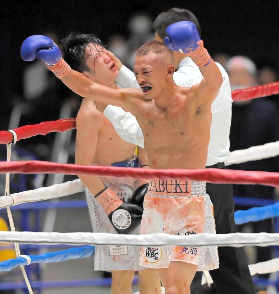 矢吹正道（手前）が寺地拳四朗に１０回ＴＫＯ勝ちした一戦が年間最高試合に選ばれた＝２１年９月２２日京都市体育館