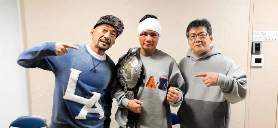 日本バンタム級王者となった澤田京介（中央）と所属ジムの森川ジョージ会長（右）、山田武士トレーナー