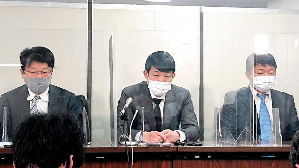 控訴審判決を受けて会見に出席した（左から）北村弁護士、亀田興毅氏、亀田大毅氏