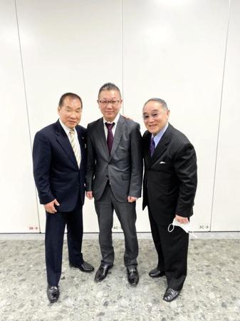 東日本ボクシング協会の新会長に就任するセレス小林氏（中央）と現会長の花形進氏（左）、終身名誉会長のファイティング原田氏（東日本ボクシング協会提供）