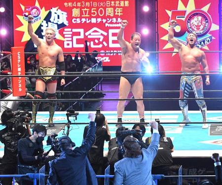 １・２・３ダーをする（左から）オカダ・カズチカ、藤波辰爾、棚橋弘至。手前左から蝶野正洋、長州力