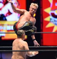 鈴木みのる（下）にキックを見舞うオカダ・カズチカ