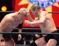 オカダ・カズチカ（左）に一本足頭突きを見舞う藤原喜明
