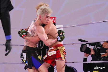 鈴木（右）と組み合う平本（Ｃ）ＲＩＺＩＮ　ＦＦ