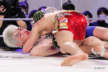 グラウンドで鈴木（上）に攻められる平本（Ｃ）ＲＩＺＩＮ　ＦＦ