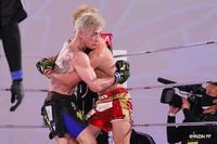 鈴木（右）と組み合う平本（Ｃ）ＲＩＺＩＮ　ＦＦ