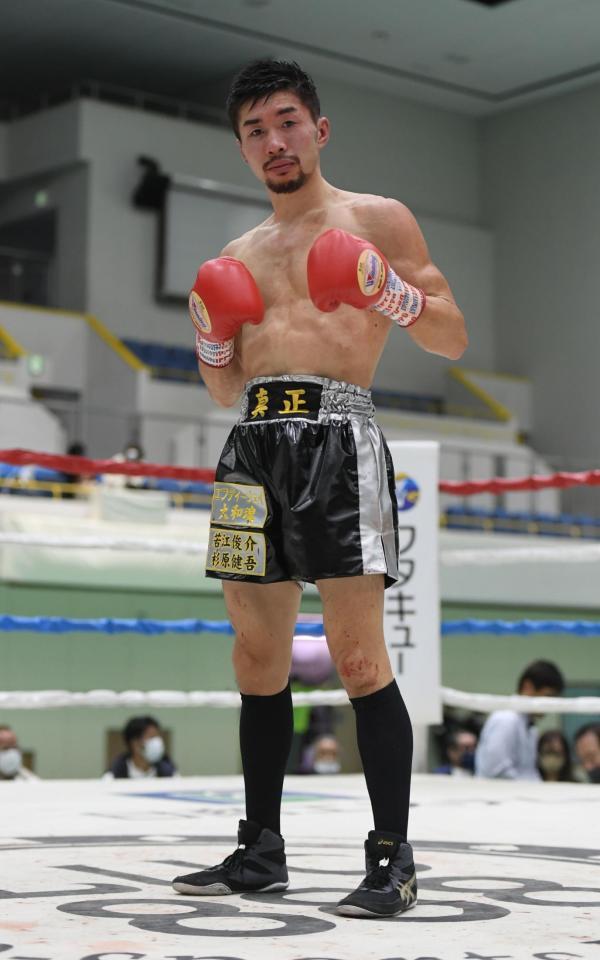 　試合に勝利した山中（撮影・石井剣太郎）