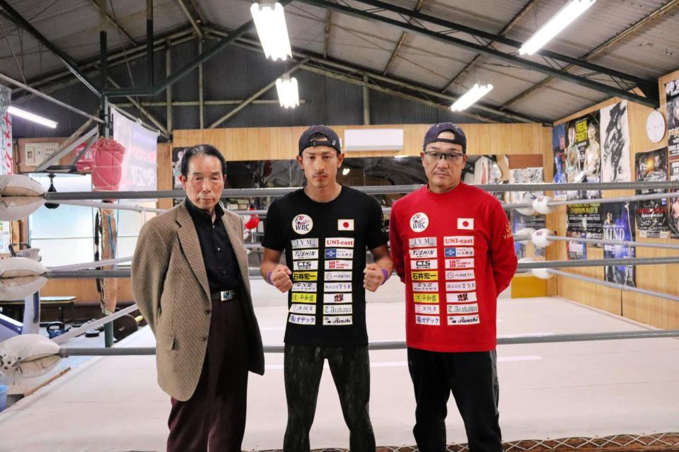 公開練習を行った緑ジムの（左から）松尾会長、矢吹、加藤トレーナー（緑ジム提供）