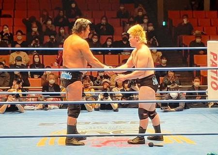 　田村男児（右）の破門を解いて握手を交わす諏訪魔