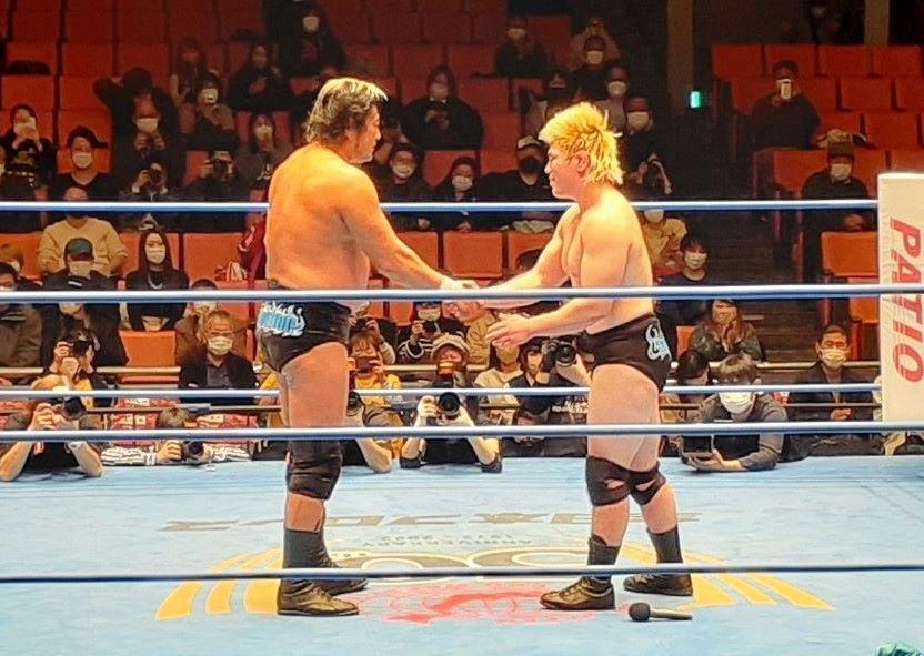 　田村男児（右）の破門を解いて握手を交わす諏訪魔