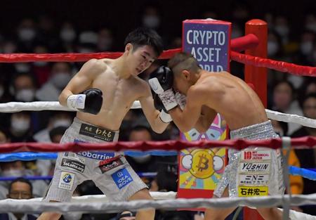 　１Ｒ、矢吹（右）を攻める寺地（撮影・石湯恒介）