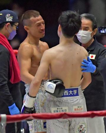 　健闘をたたえ合う矢吹（左）と寺地（撮影・石湯恒介）