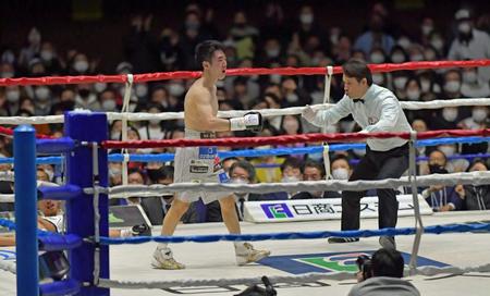 　３回、矢吹正道（左奥）からダウンを奪う寺地拳四朗（撮影・石湯恒介）