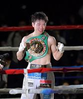 　ベルトを取り戻し、笑顔でファイティングポーズをとる寺地（撮影・石湯恒介）