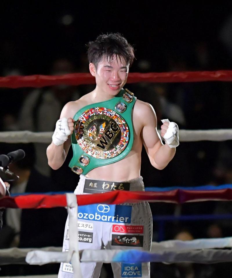 　ベルトを取り戻し、笑顔でファイティングポーズをとる寺地（撮影・石湯恒介）