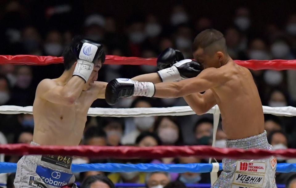 　１Ｒ、寺地（左）の左が矢吹の顔面をとらえる（撮影・石湯恒介）