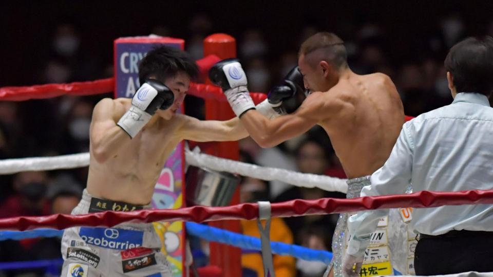 　３Ｒ、矢吹（右）と打ち合う寺地（撮影・石湯恒介）