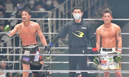 　判定が言い渡され、不服そうな表情を見せる梅野源治（左）。右は皇治（撮影・吉澤敬太）