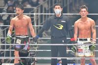 　判定の内容に、不満をあらわにする梅野源治（左）。右は皇治（撮影・吉澤敬太）